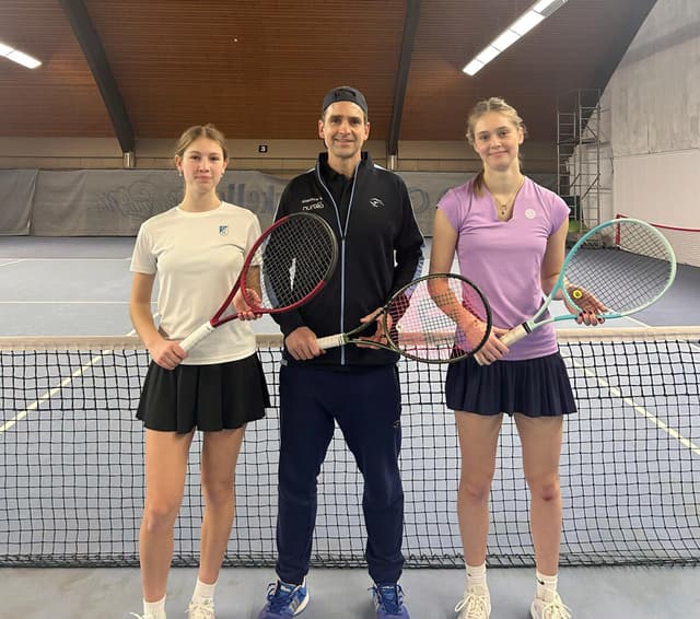 Nachwuchsspielerinnen trainieren mit Ex-Profi Nicolas Kiefer